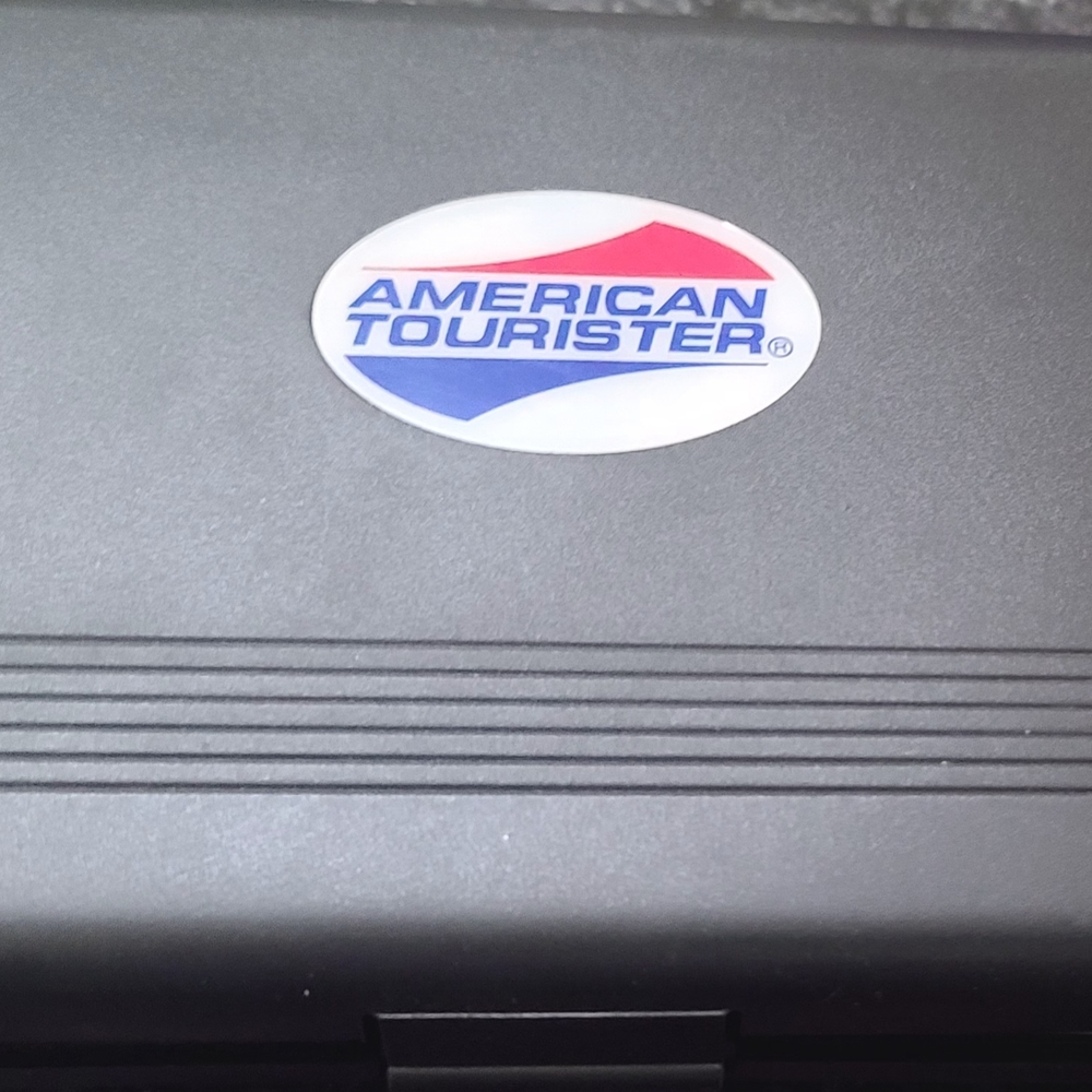 New American Tourister Dual Voltage Razor in Hard Plastic Case